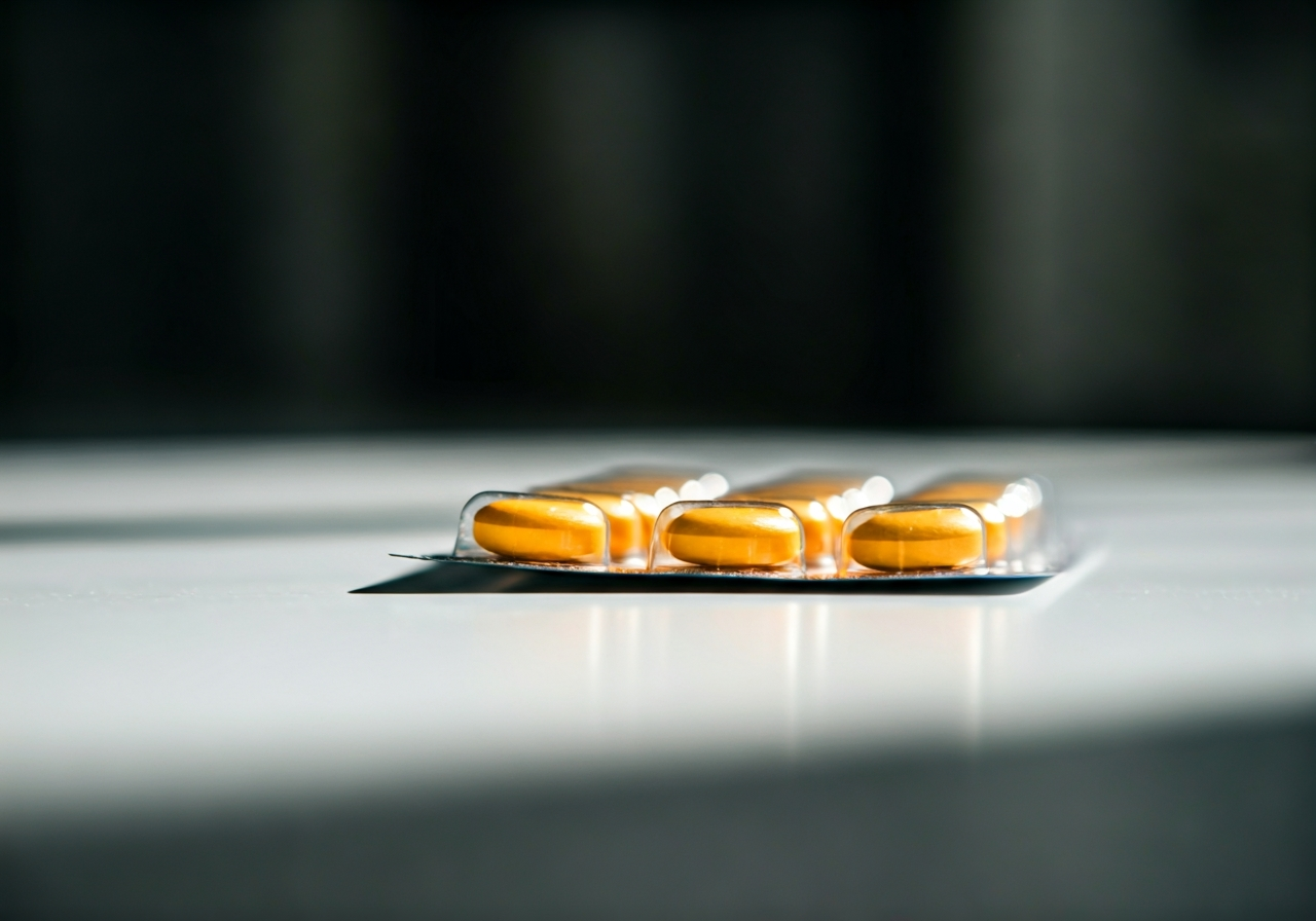 Ditihiaden: Lék, nebo hrozba? (Pravda o vedlejších účincích) 2 A professional medical setting featuring a blister pack of pills on a clean white clinical surface, modern pharmacy atmosphere, soft natural light, macro lens, editorial aesthetic, high focus, no text, no words, no letters.