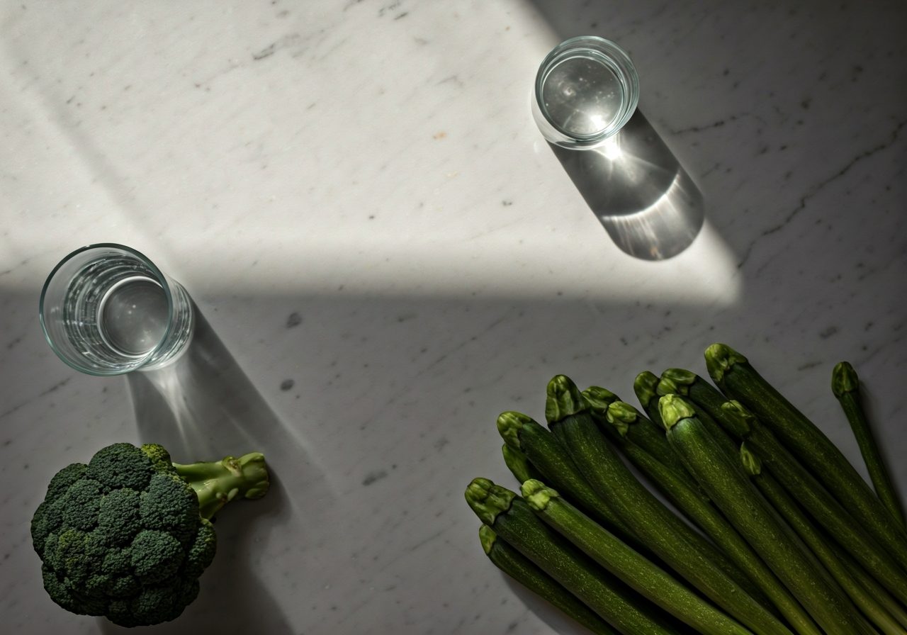 Jednodenní detox: Opravdu funguje? (Upřímný test) 2 A flat lay composition of fresh organic vegetables and a glass of water on a minimalist marble kitchen counter, clean modern aesthetic, soft natural sunlight, 85mm lens, high resolution, no text, no letters