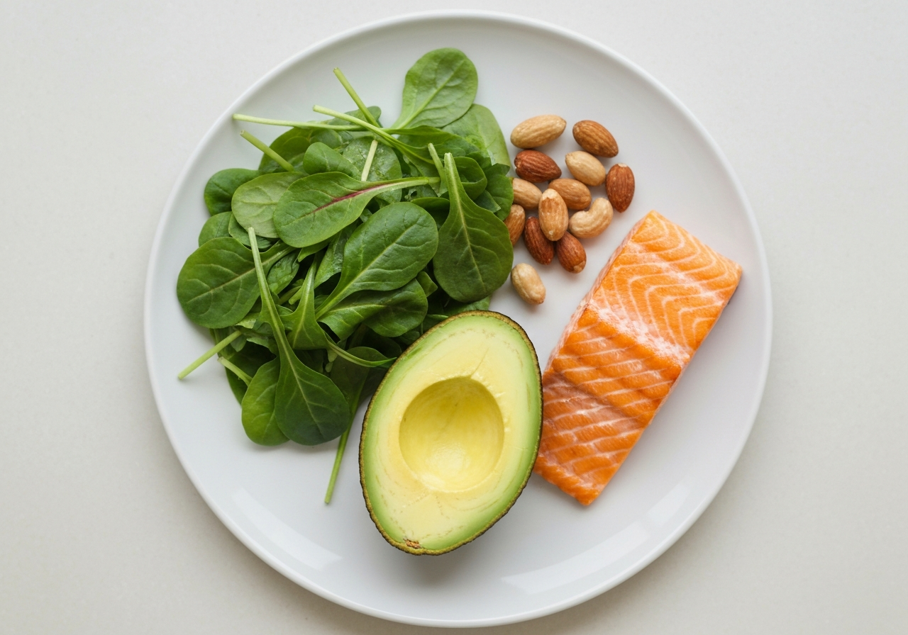 Prevence hypertenze: 7 rychlých kroků (Za 5 minut) 3 Flat lay of a balanced meal consisting of fresh leafy greens, avocado, nuts, and salmon on a ceramic plate, modern kitchen background, soft natural sunlight, 85mm lens, high resolution, editorial photography, no text, no words, no letters