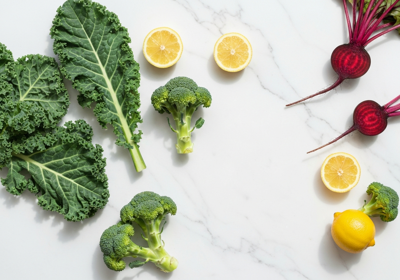 Detox MethodDraine: Opravdu funguje? (Upřímná recenze) 3 A flat lay of vibrant organic vegetables like kale, broccoli, beets, and lemon slices arranged on a minimalist white marble countertop, soft natural light, editorial photography style, 85mm lens, high resolution, no text, no words, no letters.