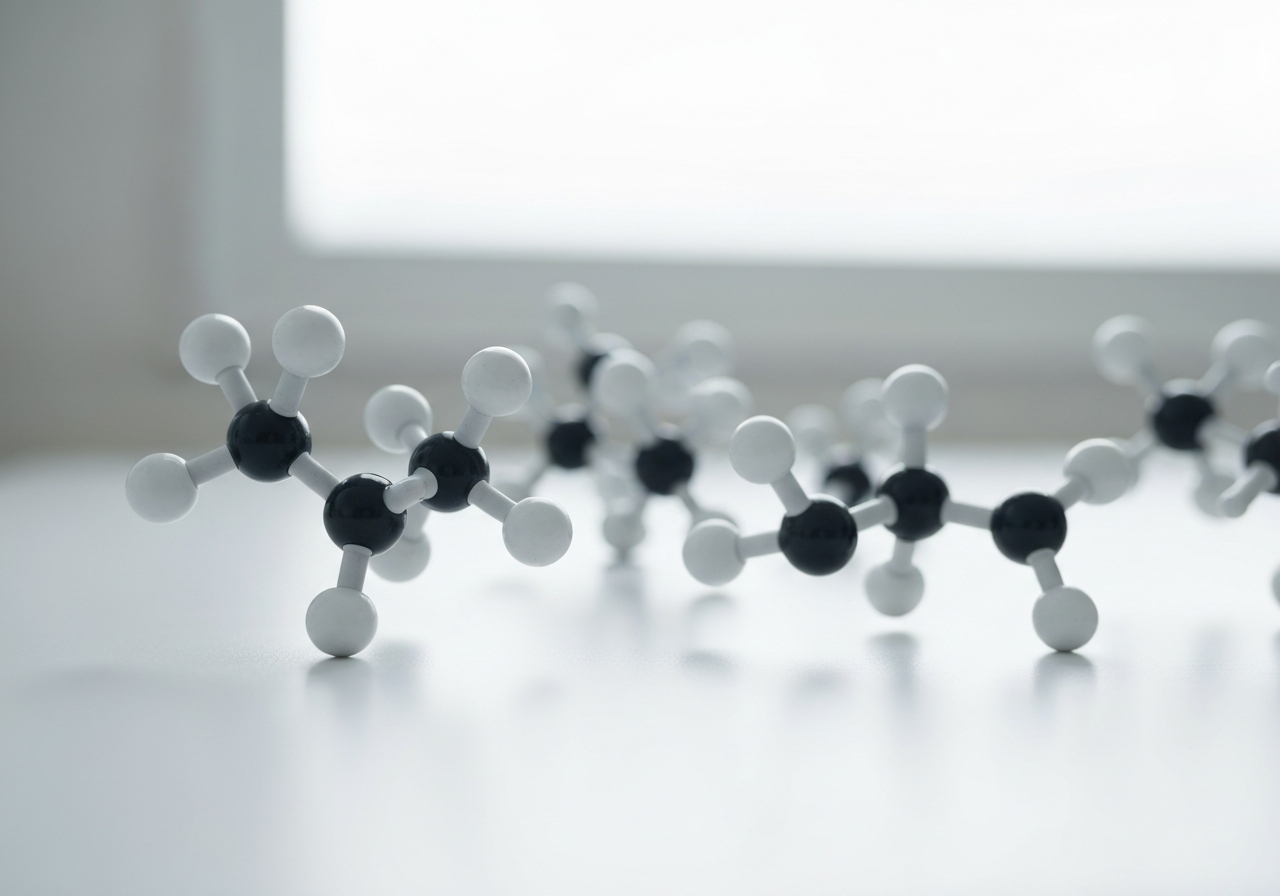 PK hodnota vitamínu C: Kompletní přehled (za 2 minuty) 2 A macro shot of molecular structure models of ascorbic acid on a clean laboratory surface, minimalist aesthetic, scientific editorial photography, soft natural lighting, shallow depth of field, 85mm lens, no text, no words, no letters.
